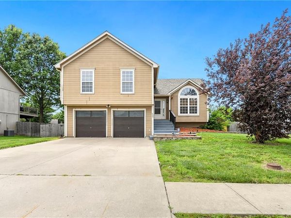 644 SE JONATHON Avenue, Lee's Summit, MO 64063