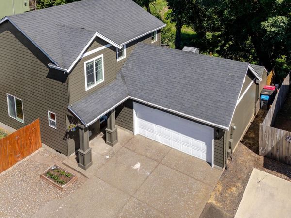 647 NE Autumn Ridge Dr, McMinnville, OR 97128
