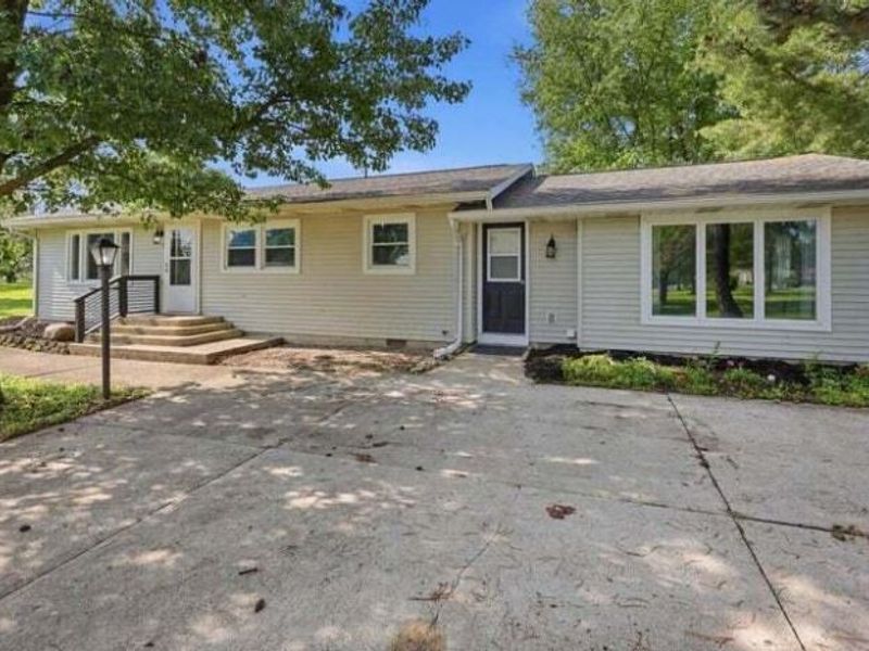 1155 W Choctaw Drive, London, OH 43140 Photo 2