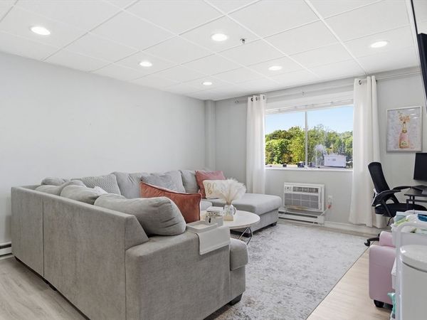 64 Foster St, Unit 305, Peabody, MA 01960