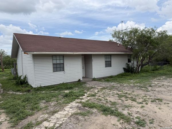 121 Lauryn St, Three Rivers, TX 78071