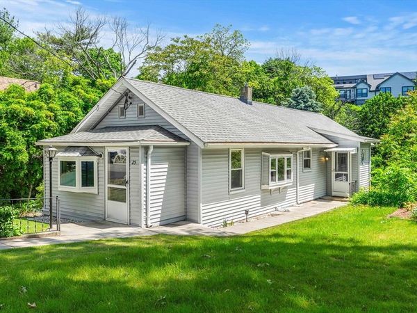 25 Wonderland Ave, Saugus, MA 01906