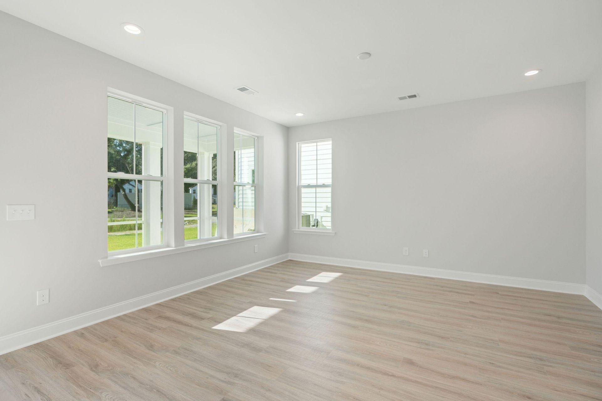 439 Queenview Lane Photo 6