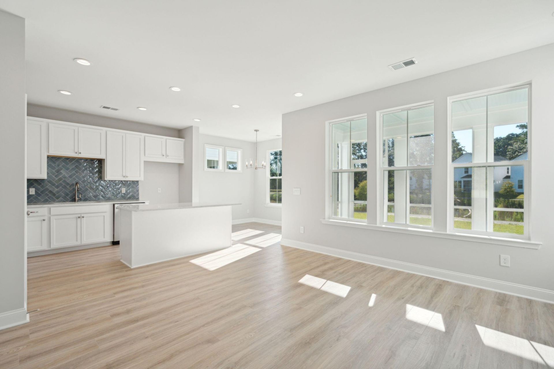 439 Queenview Lane Photo 7