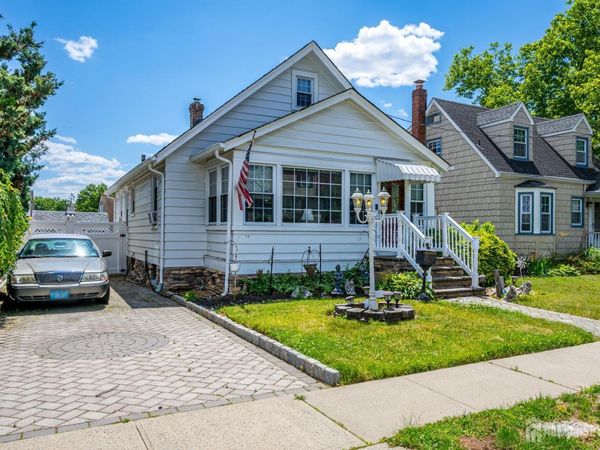 17 Vanderbuilt Place, Woodbridge, NJ 07095