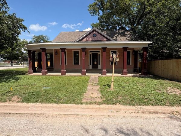 105 S Cedar ST , Luling, TX 78648