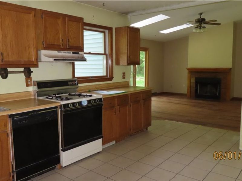 695 Morris Drive, Vermilion, OH 44089 Photo 2