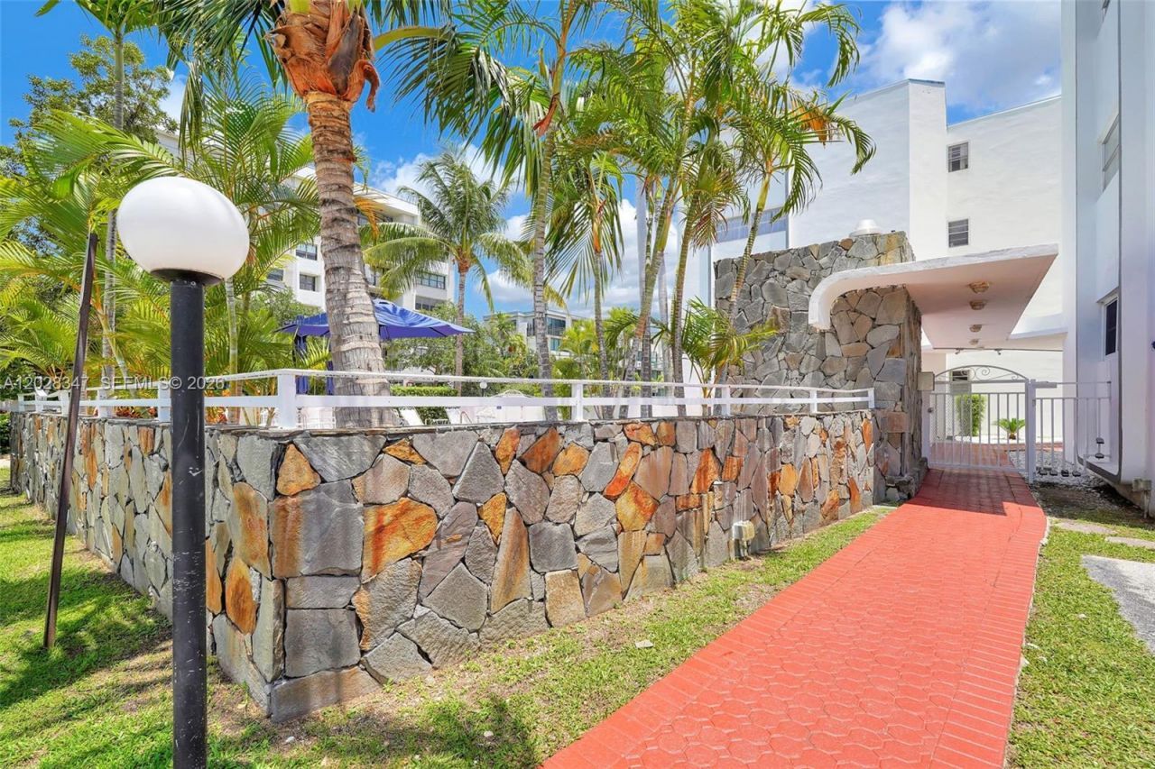 1075 93rd St , Unit 207, Bay Harbor Islands, FL 33154 Photo
