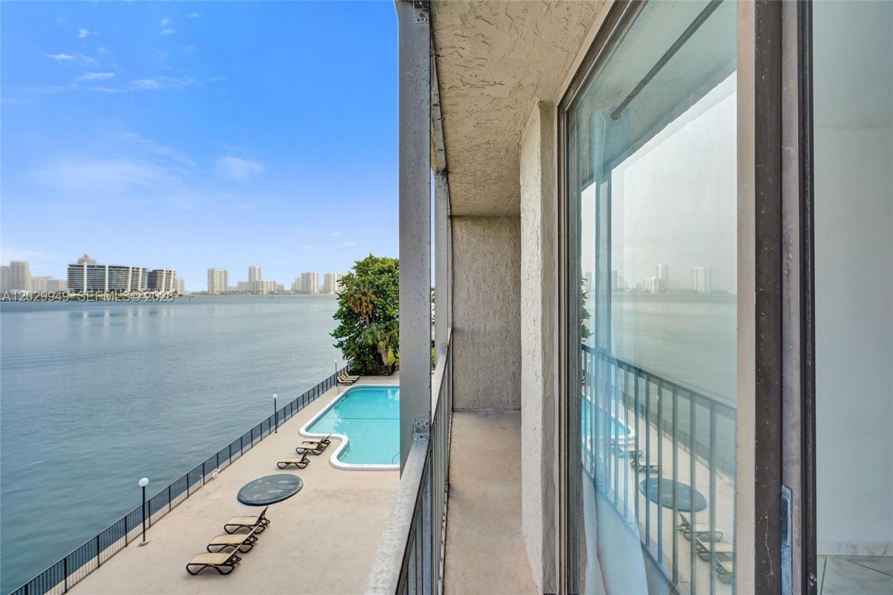 17500 N Bay Rd, Unit S403, Sunny Isles Beach, FL 33160 Photo