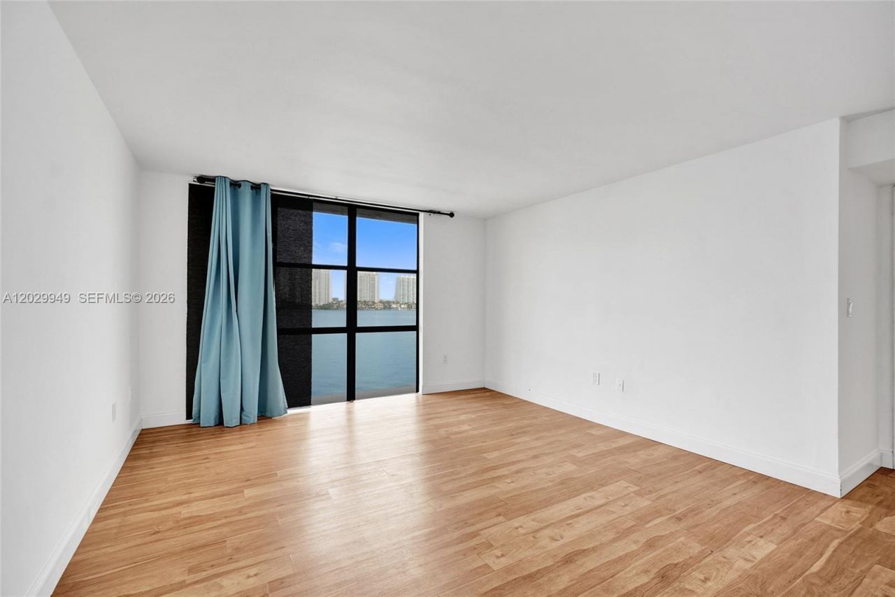 17500 N Bay Rd, Unit S403, Sunny Isles Beach, FL 33160 Photo