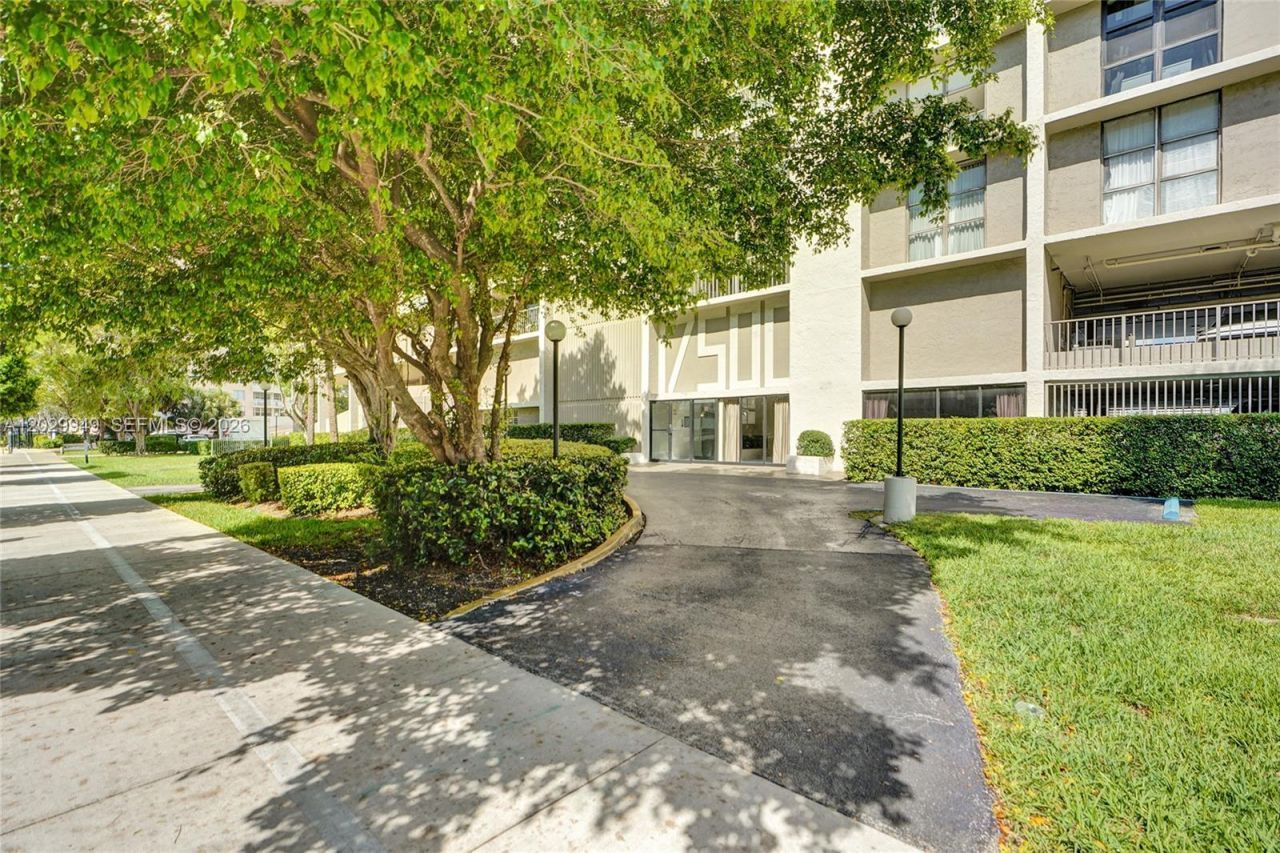 17500 N Bay Rd, Unit S403, Sunny Isles Beach, FL 33160 Photo