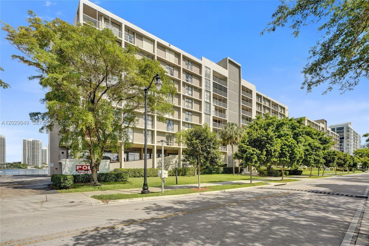 17500 N Bay Rd, Unit S403, Sunny Isles Beach, FL 33160 Photo
