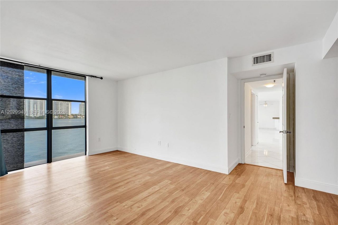 17500 N Bay Rd, Unit S403, Sunny Isles Beach, FL 33160 Photo