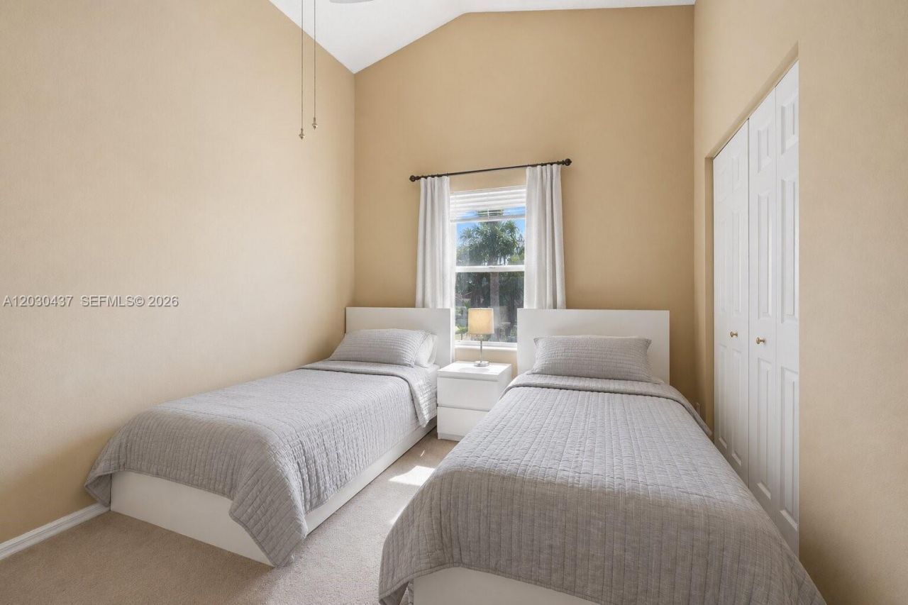 1021 NW 185th Ter , Pembroke Pines, FL 33029 Photo