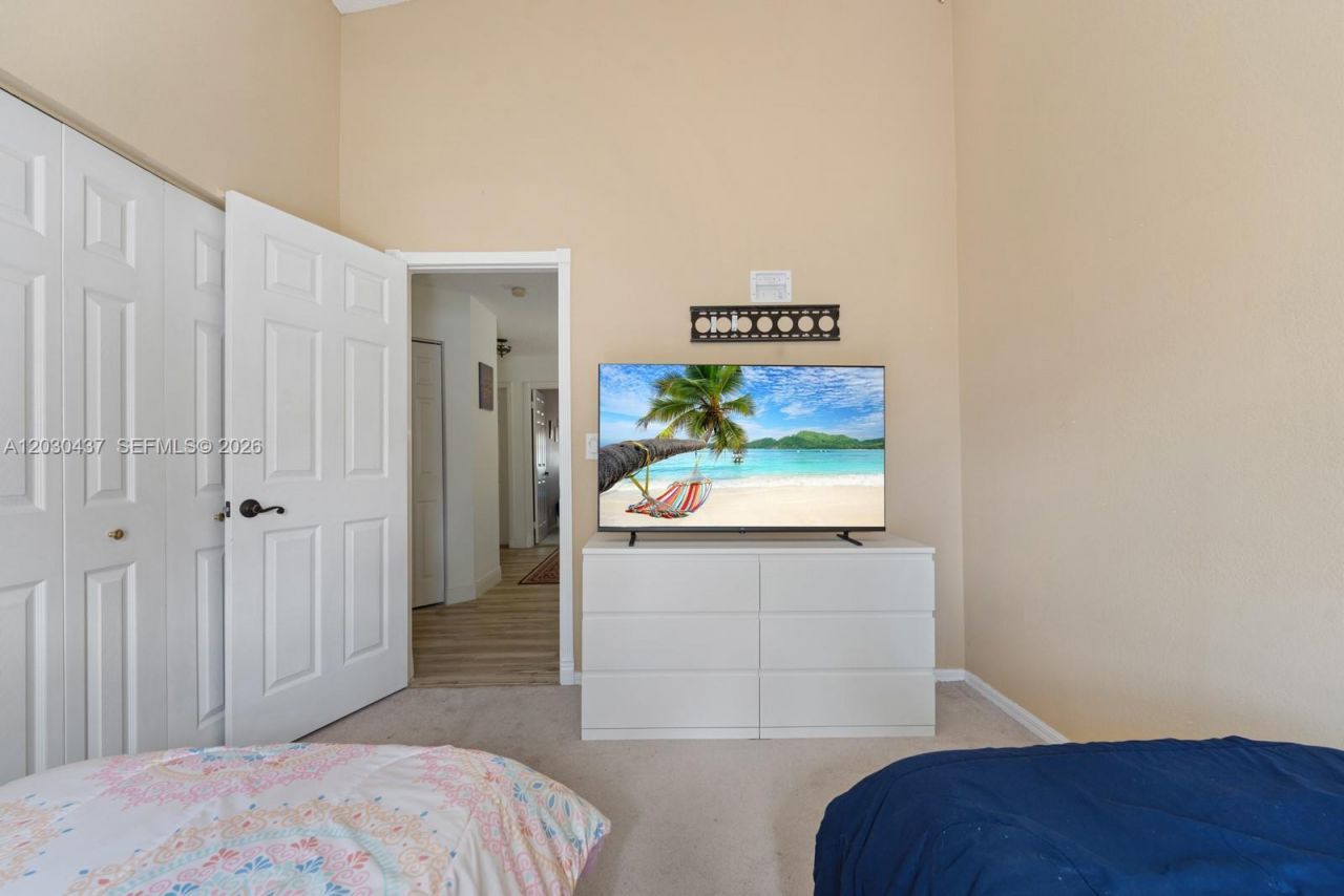1021 NW 185th Ter , Pembroke Pines, FL 33029 Photo