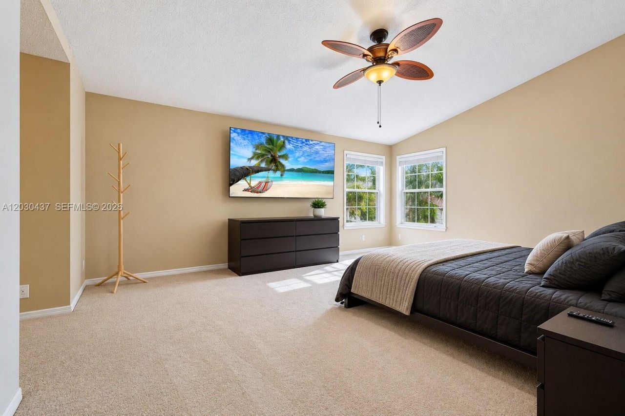 1021 NW 185th Ter , Pembroke Pines, FL 33029 Photo