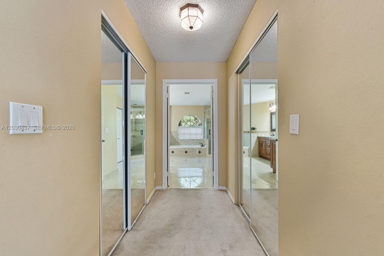 1021 NW 185th Ter , Pembroke Pines, FL 33029 Photo