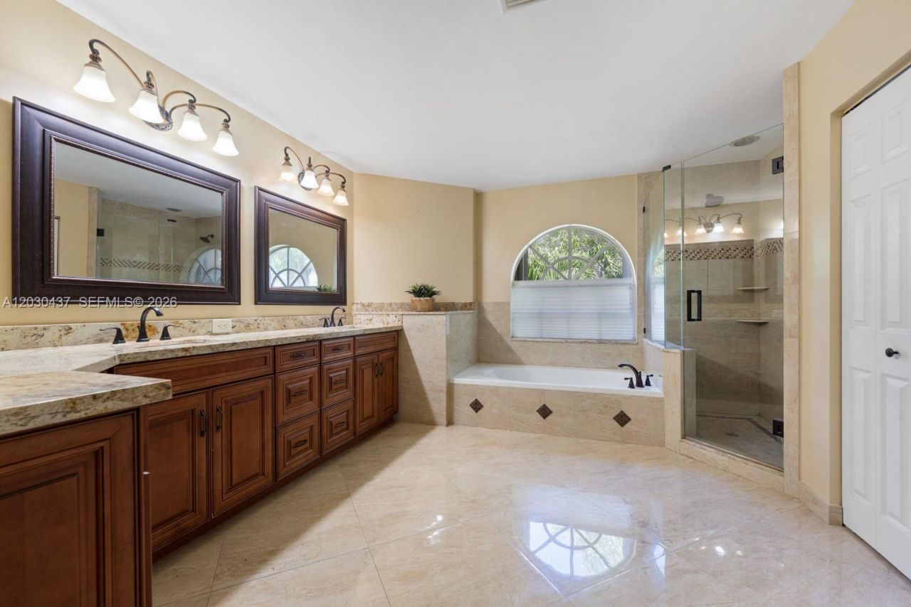 1021 NW 185th Ter , Pembroke Pines, FL 33029 Photo
