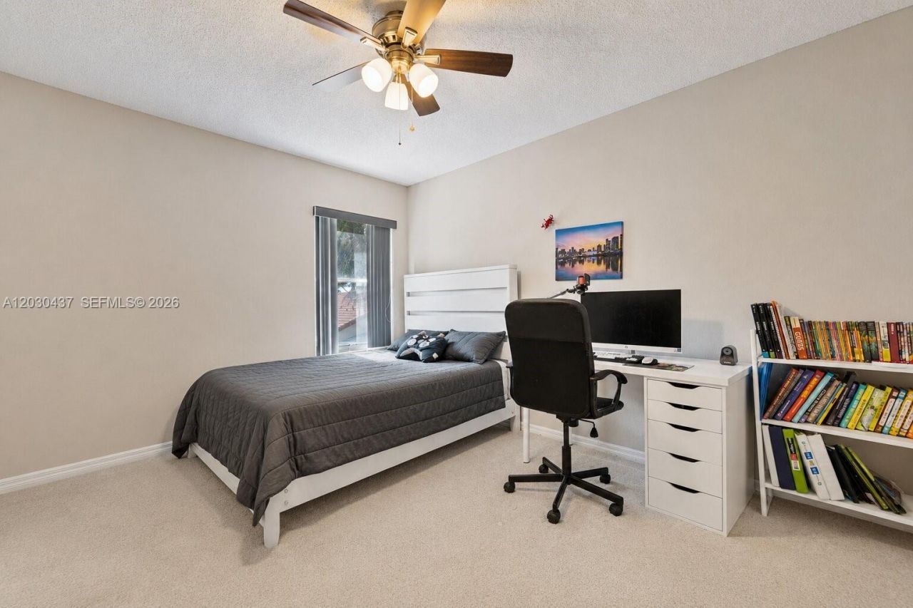 1021 NW 185th Ter , Pembroke Pines, FL 33029 Photo