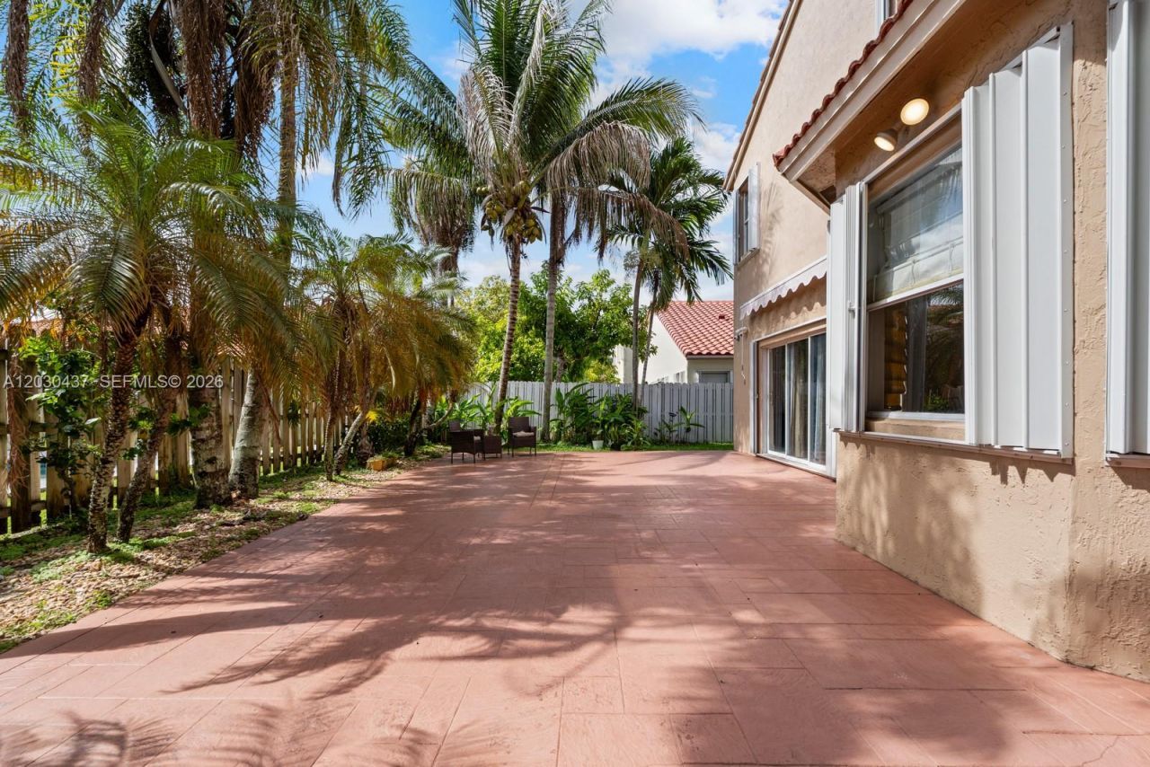 1021 NW 185th Ter , Pembroke Pines, FL 33029 Photo