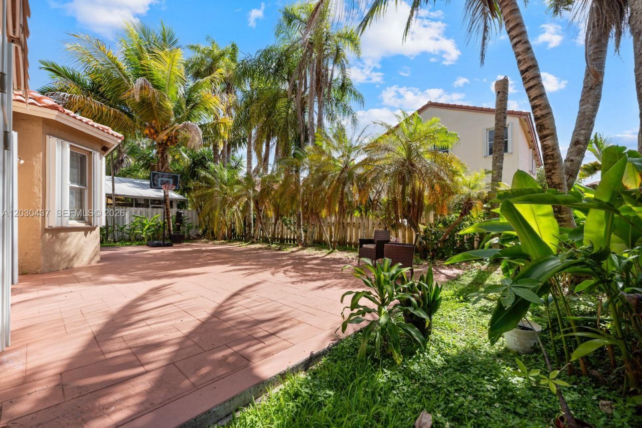 1021 NW 185th Ter , Pembroke Pines, FL 33029 Photo