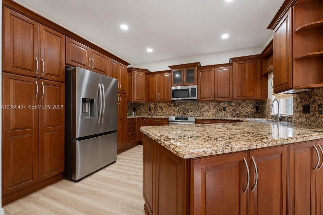 1021 NW 185th Ter , Pembroke Pines, FL 33029 Photo