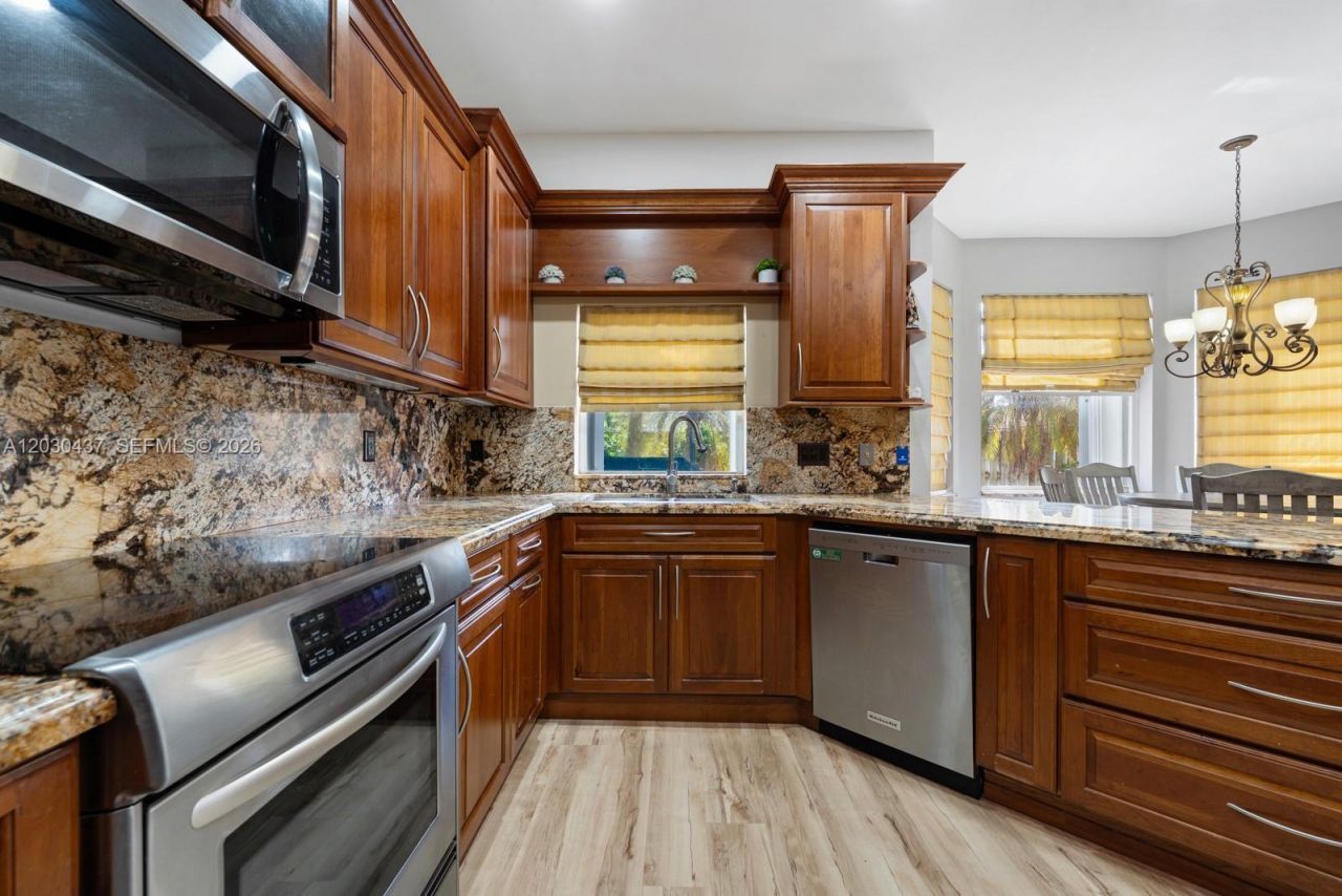 1021 NW 185th Ter , Pembroke Pines, FL 33029 Photo