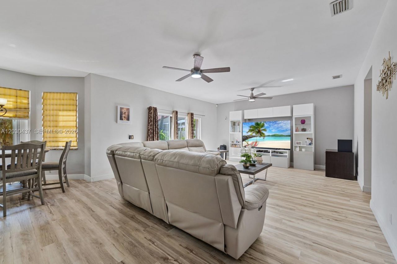1021 NW 185th Ter , Pembroke Pines, FL 33029 Photo