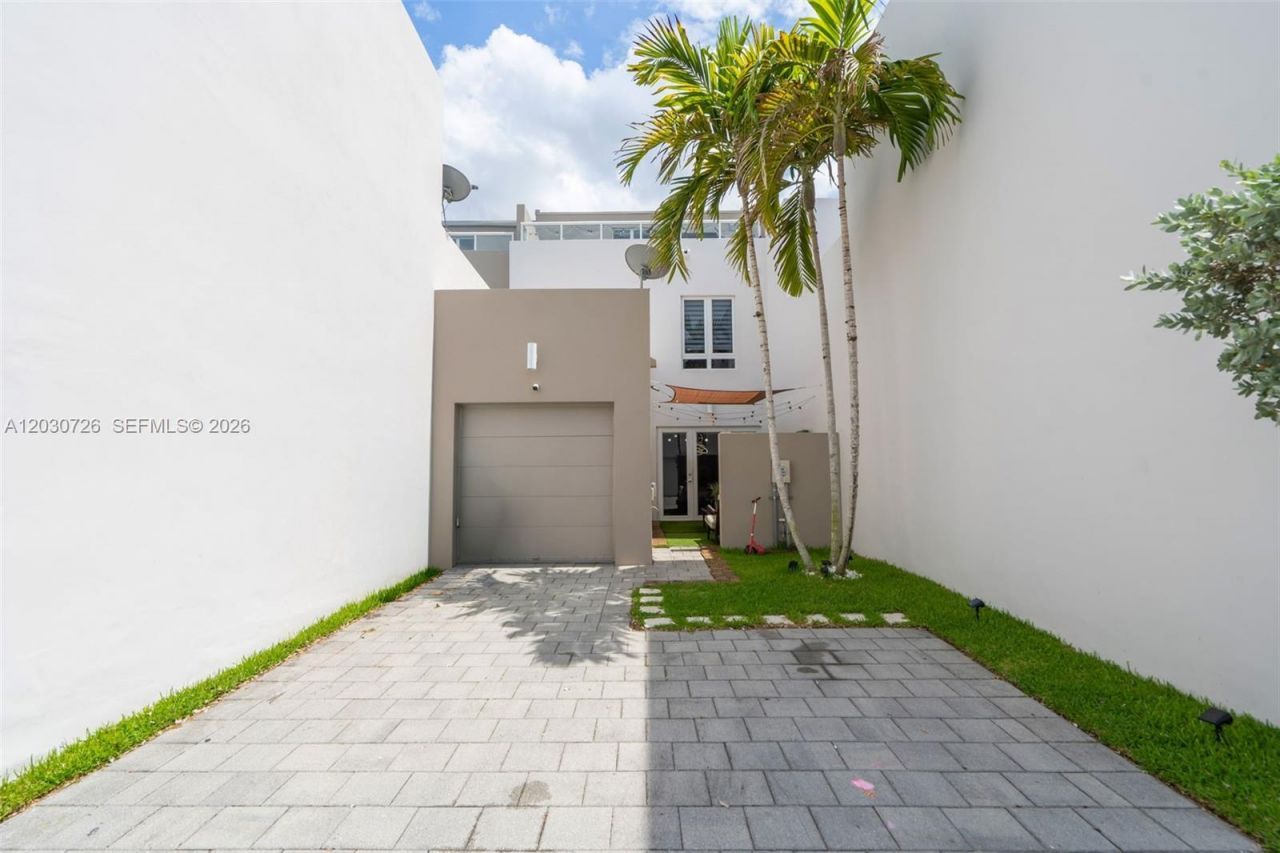 10545 NW 63rd Ter , Doral, FL 33178 Photo