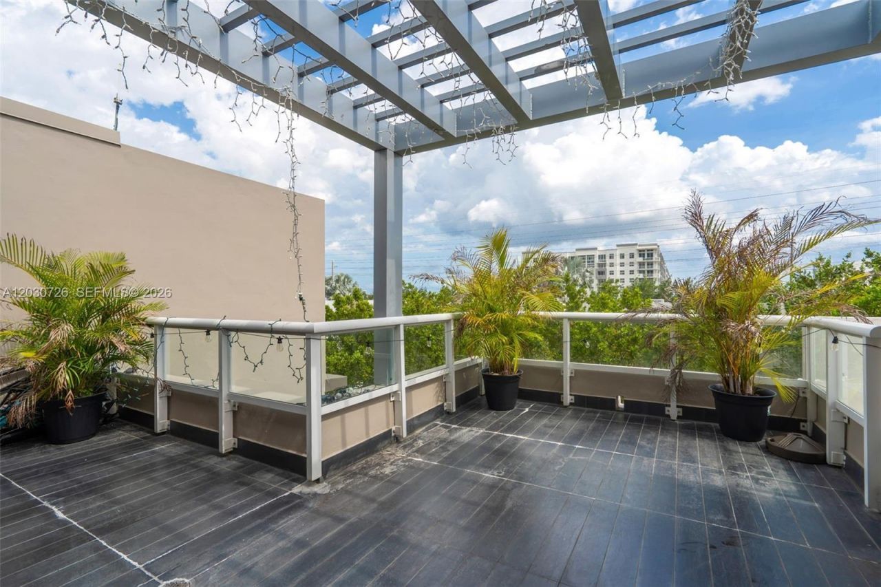 10545 NW 63rd Ter , Doral, FL 33178 Photo