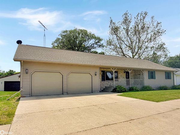 421 12th Avenue NE, Hampton, IA 50441
