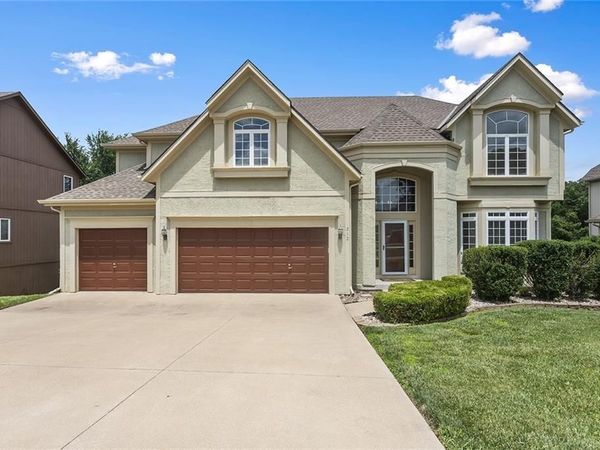 212 NE Hidden Ridge Lane, Lee's Summit, MO 64064