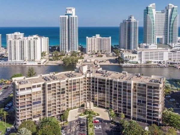 600 Parkview Drive, Unit 531, Hallandale Beach, FL 33009