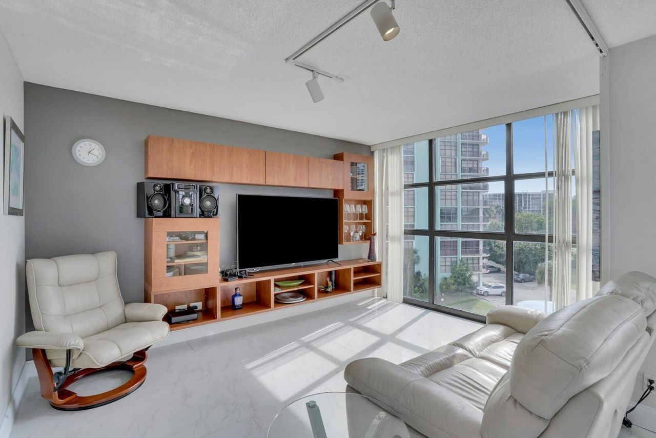 600 Parkview Drive, Unit 531, Hallandale Beach, FL 33009 Photo