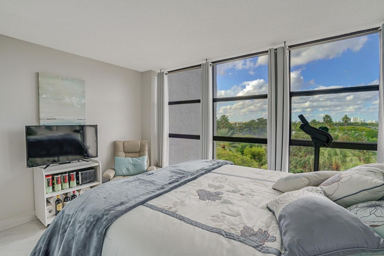600 Parkview Drive, Unit 531, Hallandale Beach, FL 33009 Photo