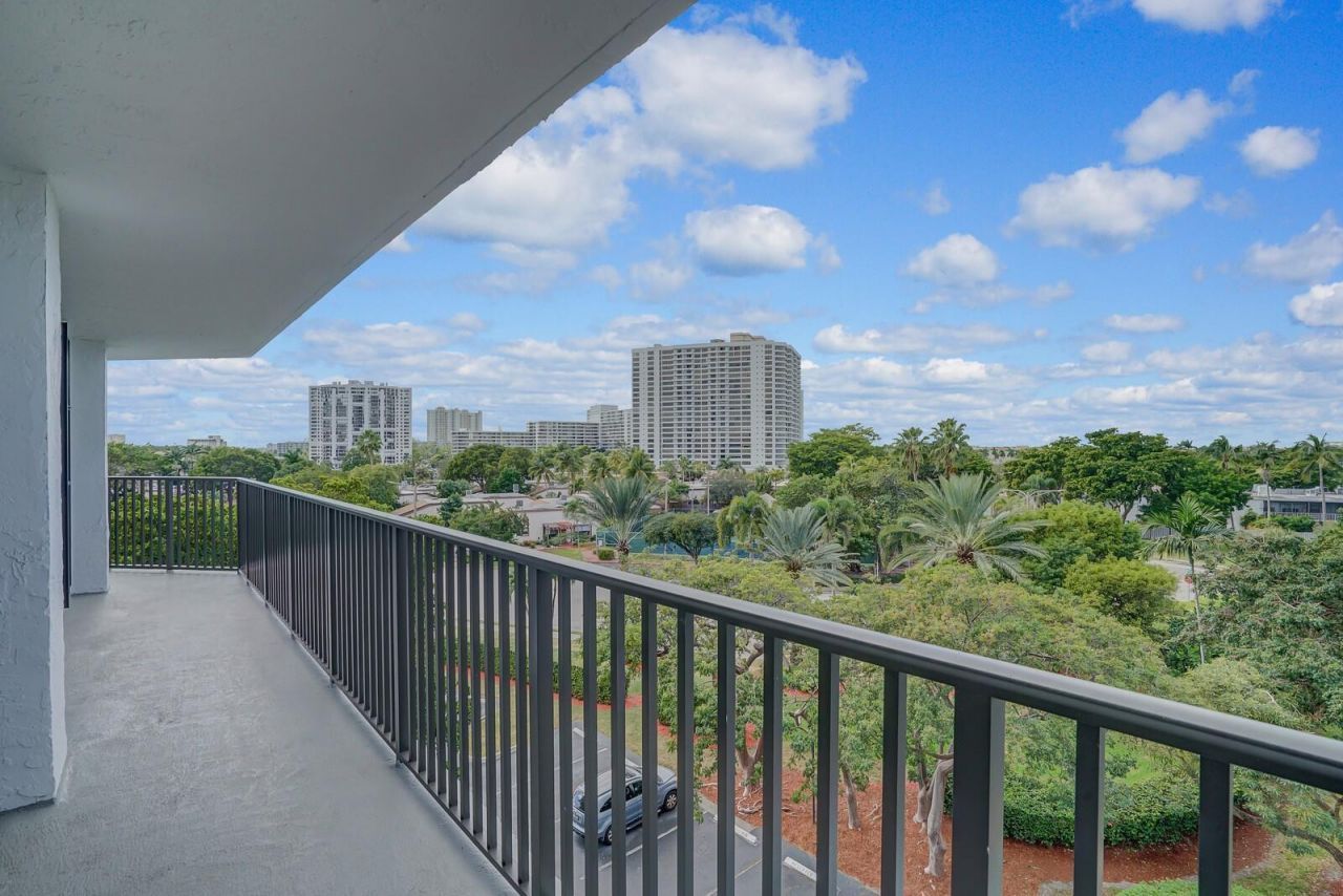 600 Parkview Drive, Unit 531, Hallandale Beach, FL 33009 Photo
