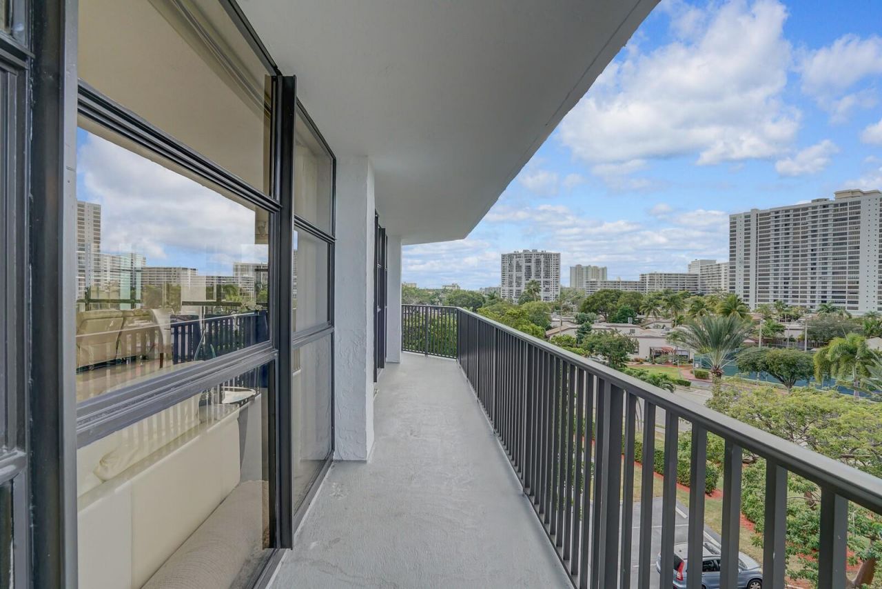 600 Parkview Drive, Unit 531, Hallandale Beach, FL 33009 Photo