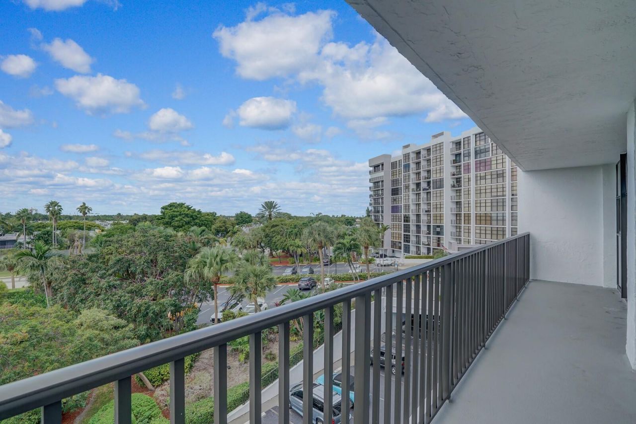600 Parkview Drive, Unit 531, Hallandale Beach, FL 33009 Photo
