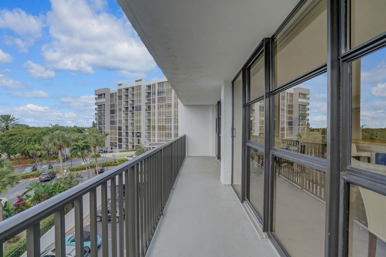 600 Parkview Drive, Unit 531, Hallandale Beach, FL 33009 Photo