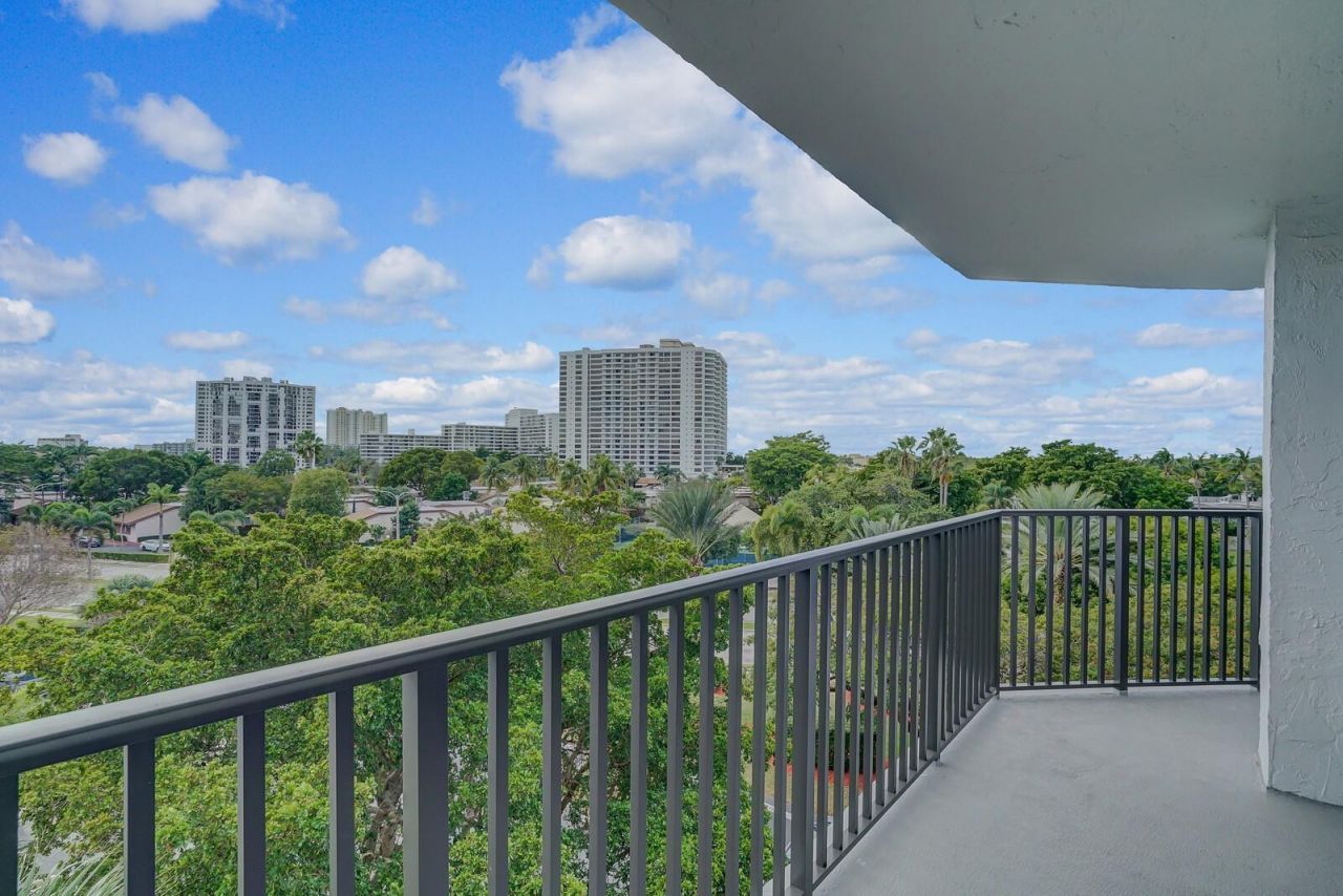 600 Parkview Drive, Unit 531, Hallandale Beach, FL 33009 Photo