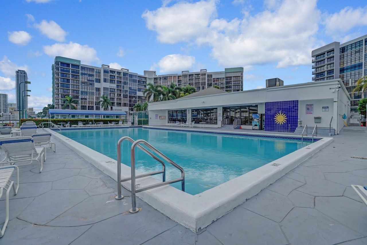 600 Parkview Drive, Unit 531, Hallandale Beach, FL 33009 Photo