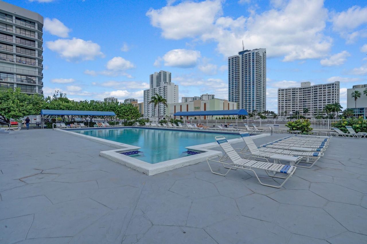 600 Parkview Drive, Unit 531, Hallandale Beach, FL 33009 Photo
