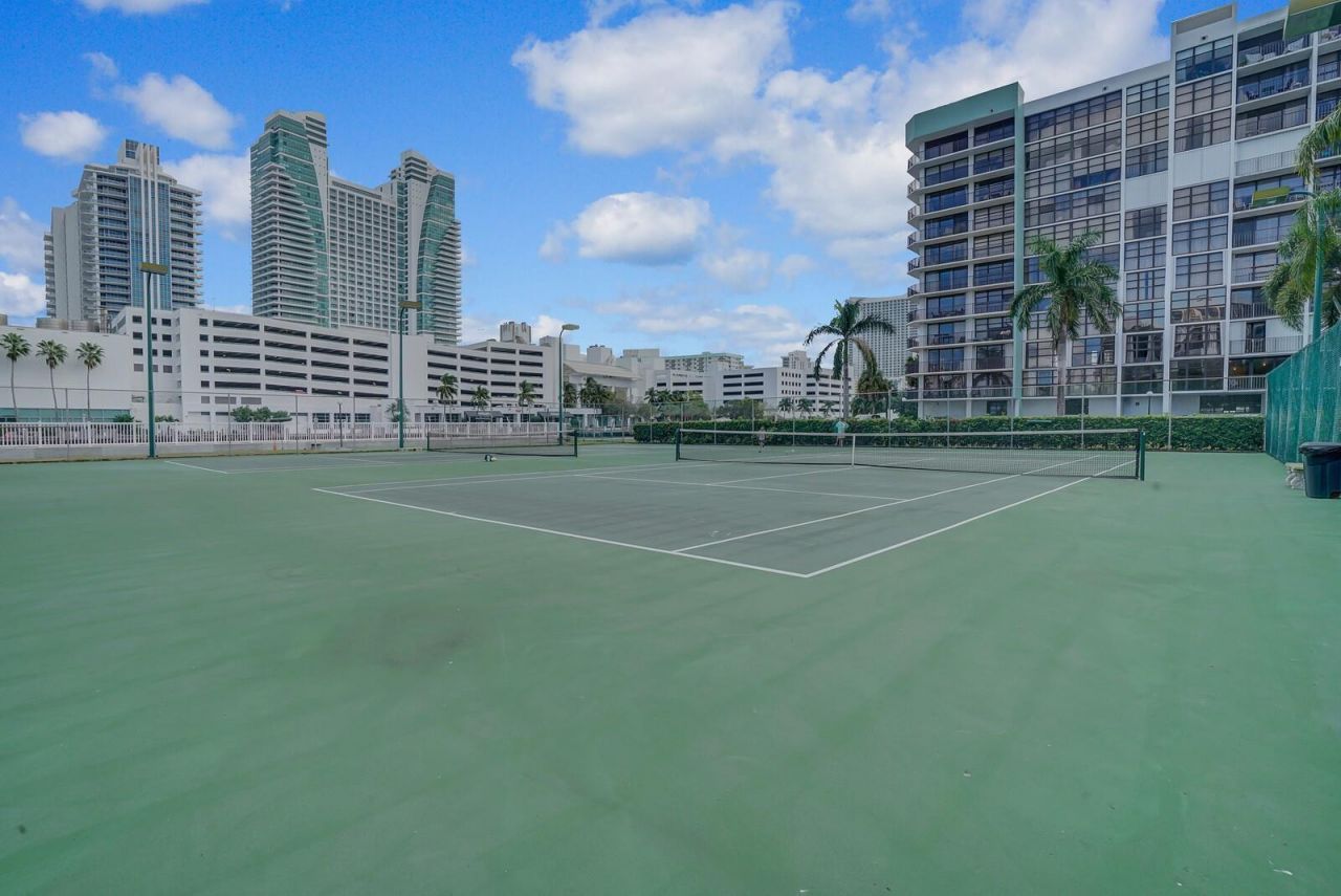 600 Parkview Drive, Unit 531, Hallandale Beach, FL 33009 Photo