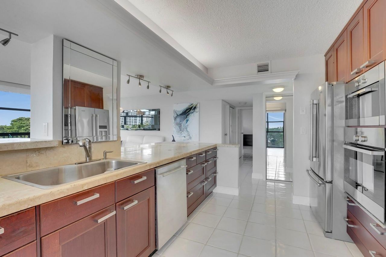 600 Parkview Drive, Unit 531, Hallandale Beach, FL 33009 Photo