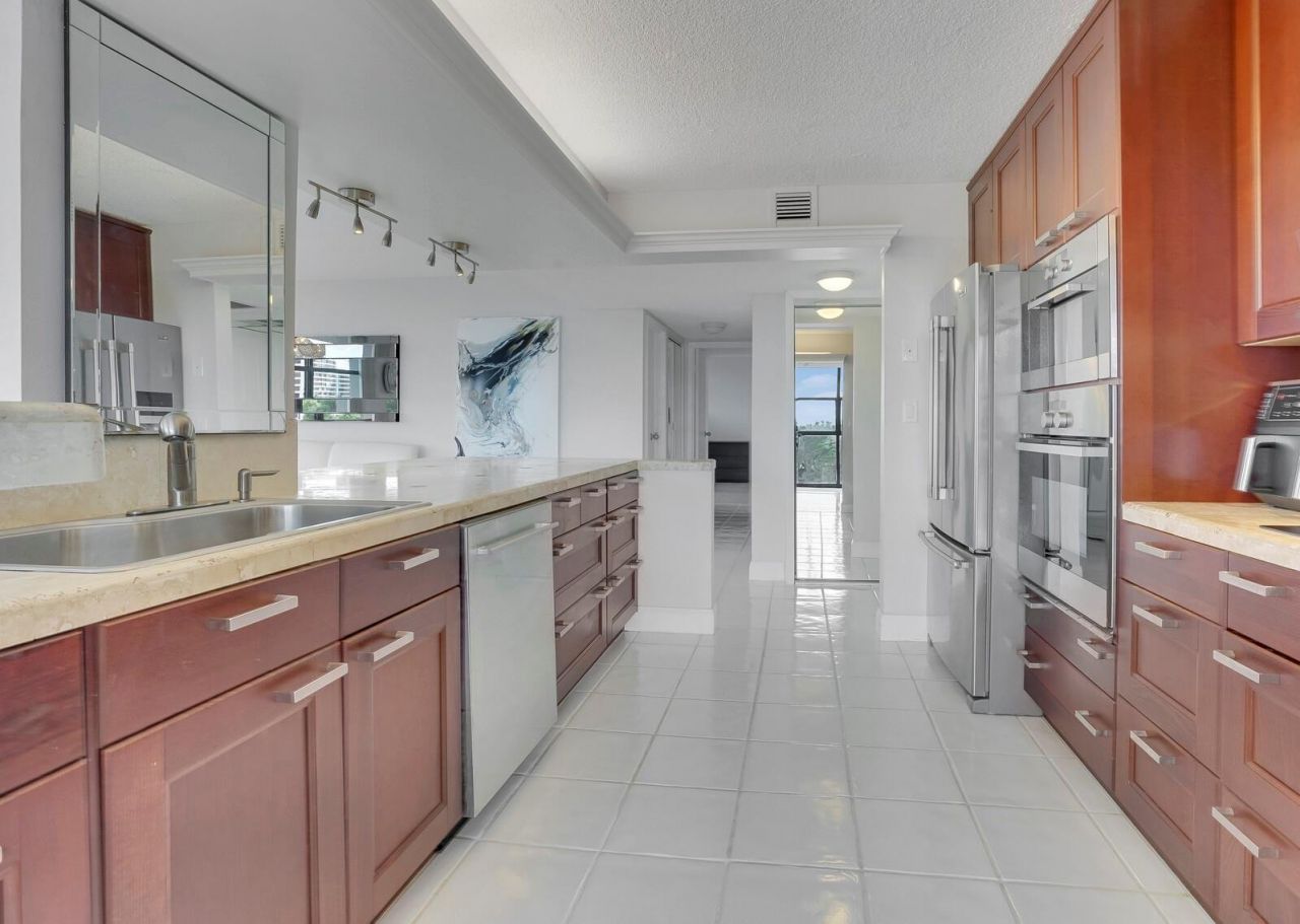 600 Parkview Drive, Unit 531, Hallandale Beach, FL 33009 Photo