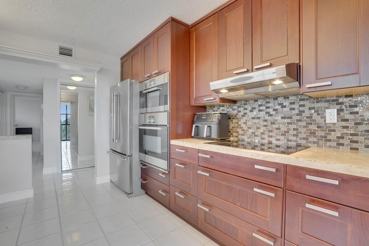 600 Parkview Drive, Unit 531, Hallandale Beach, FL 33009 Photo