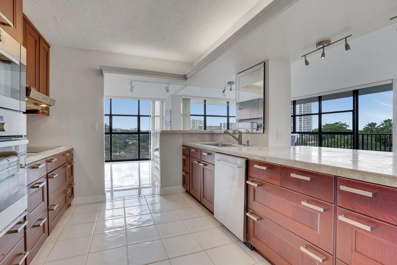 600 Parkview Drive, Unit 531, Hallandale Beach, FL 33009 Photo