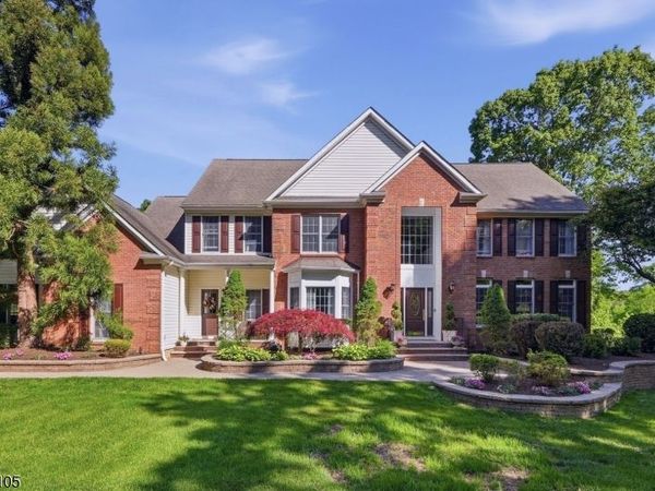 13 Hunters Trl, Chester, NJ 07930