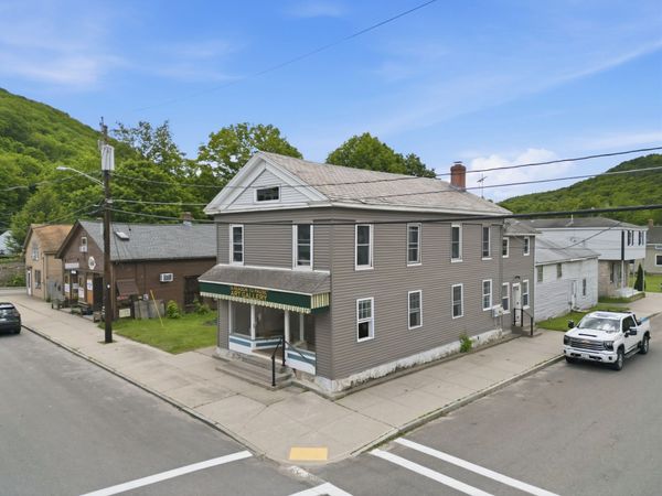 27 Main St, Chester, MA 01011