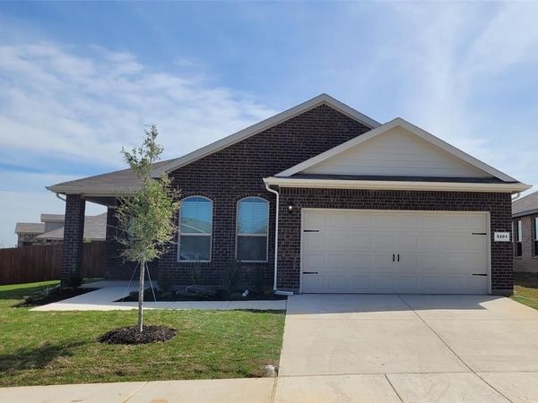 5201 Petal Meadows Drive, Fort Worth, TX 76179